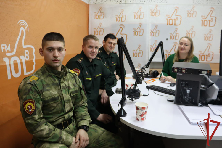 В Хабаровске военнослужащие Росгвардии в прямом радиоэфире рассказали о ведомственных учебных заведениях и порядке поступления в них