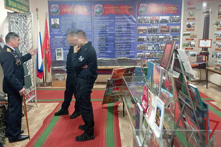 Сотрудники хабаровского СОБР Росгвардии почтили память дальневосточников, погибших при выполнении задач в вооруженных конфликтах и локальных войнах