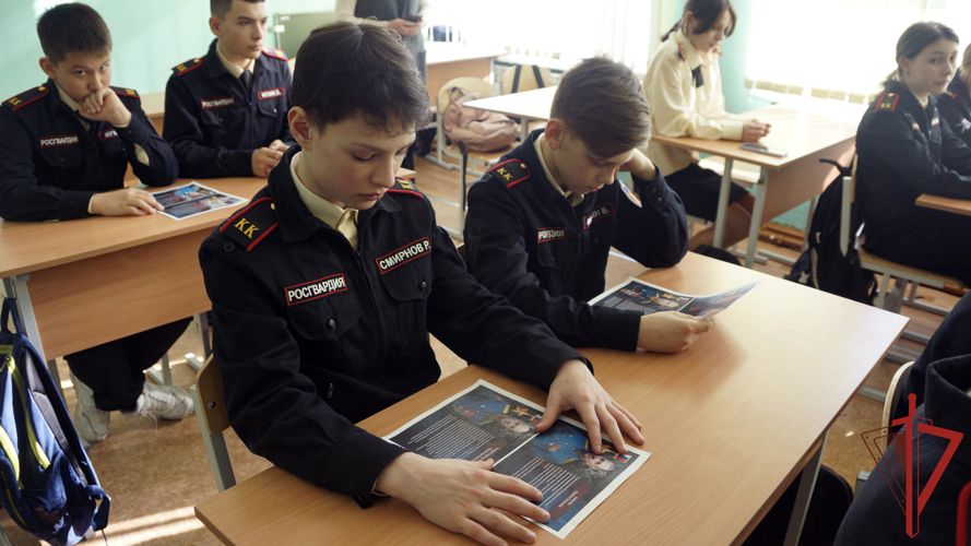 В канун Дня защитника Отечества росгвардейцы из Хабаровска встретились с учениками подшефного класса  