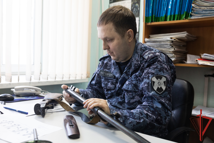 Сотрудники подразделений государственного контроля и лицензионно-разрешительной работы Росгвардии отмечают свой профессиональный праздник