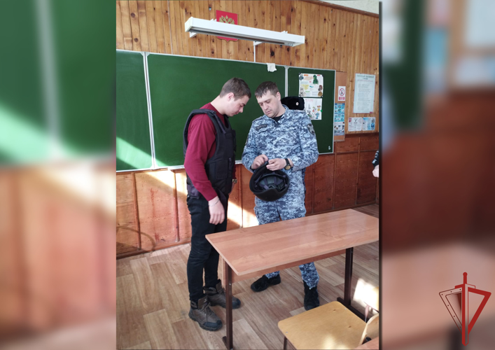В рамках акции «Дни Росгвардии» сотрудники вневедомственной охраны провели встречи со школьниками Хабаровского края