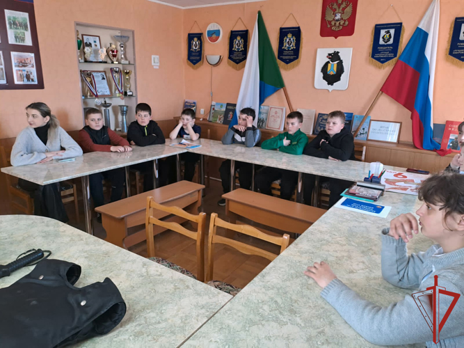В рамках акции «Дни Росгвардии» сотрудники вневедомственной охраны провели встречи со школьниками Хабаровского края