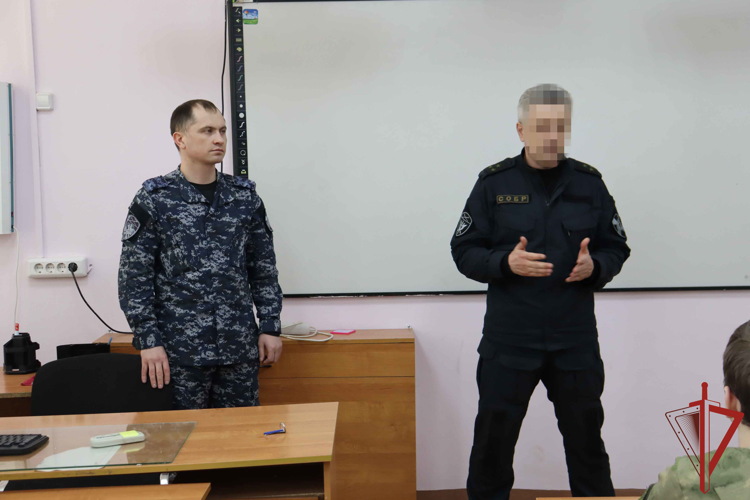 Хабаровские росгвардейцы встретились с воспитанниками подшефных классов 