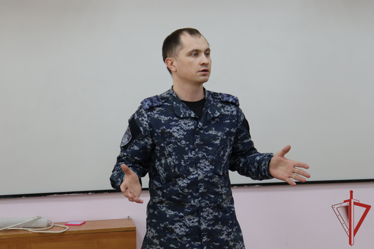 Хабаровские росгвардейцы встретились с воспитанниками подшефных классов 