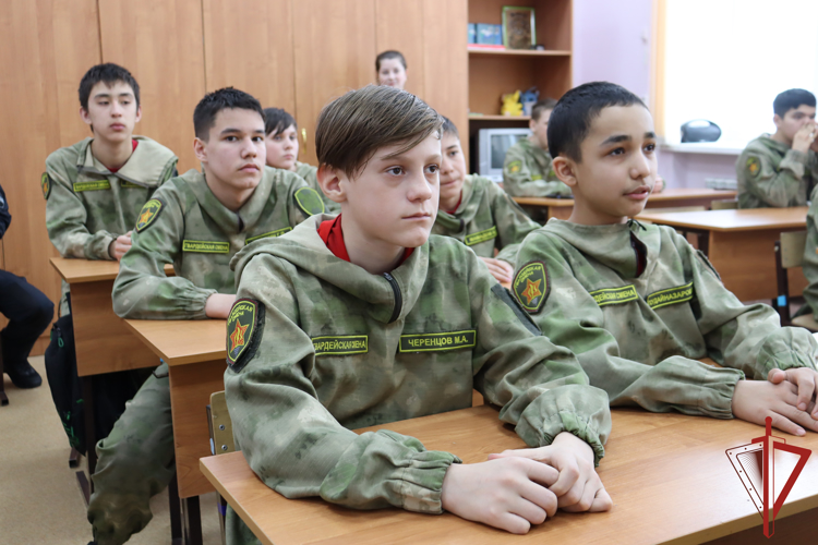 Хабаровские росгвардейцы встретились с воспитанниками подшефных классов 