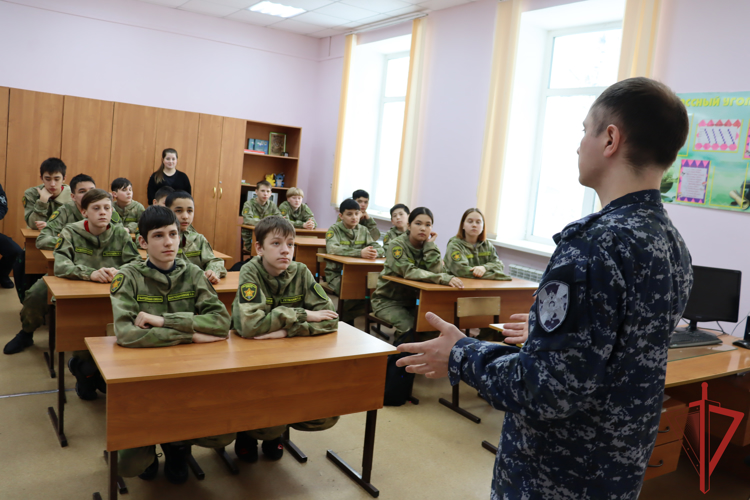 Хабаровские росгвардейцы встретились с воспитанниками подшефных классов 
