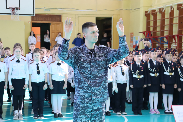 Военнослужащие и сотрудники краевого управления Росгвардии провели «Уроки мужества» в школах Хабаровска