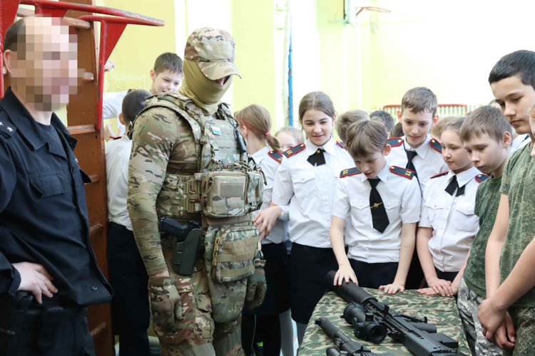 Военнослужащие и сотрудники краевого управления Росгвардии провели «Уроки мужества» в школах Хабаровска