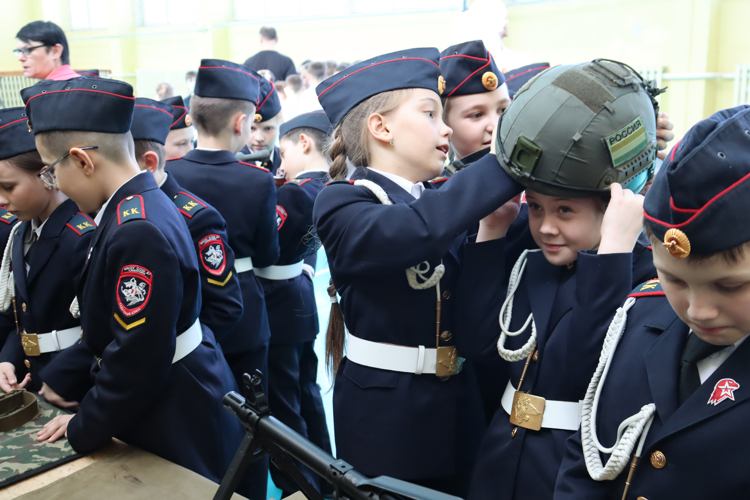 Военнослужащие и сотрудники краевого управления Росгвардии провели «Уроки мужества» в школах Хабаровска