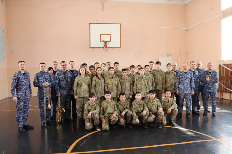 Военнослужащие и сотрудники краевого управления Росгвардии провели «Уроки мужества» в школах Хабаровска