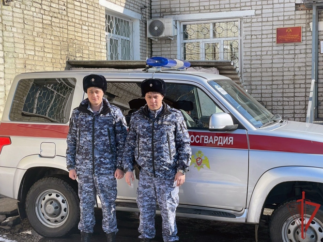 В Хабаровском крае росгвардейцы почтили память прапорщика милиции Александра Спицына, погибшего при исполнении служебных обязанностей 