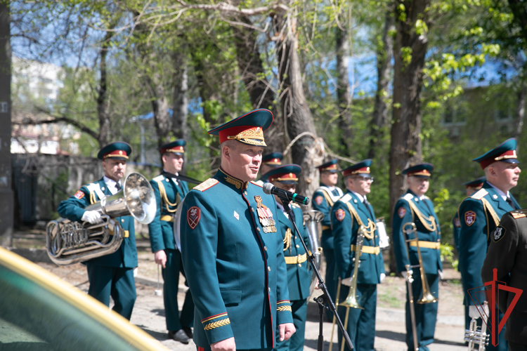В Хабаровске росгвардейцы провели акцию «Парад у дома ветерана»