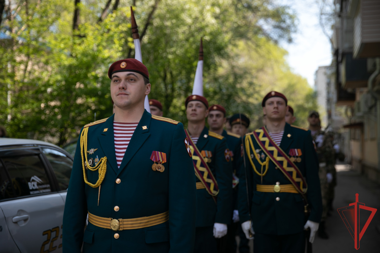 В Хабаровске росгвардейцы провели акцию «Парад у дома ветерана»