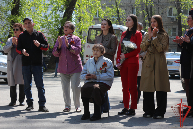 В Хабаровске росгвардейцы провели акцию «Парад у дома ветерана»