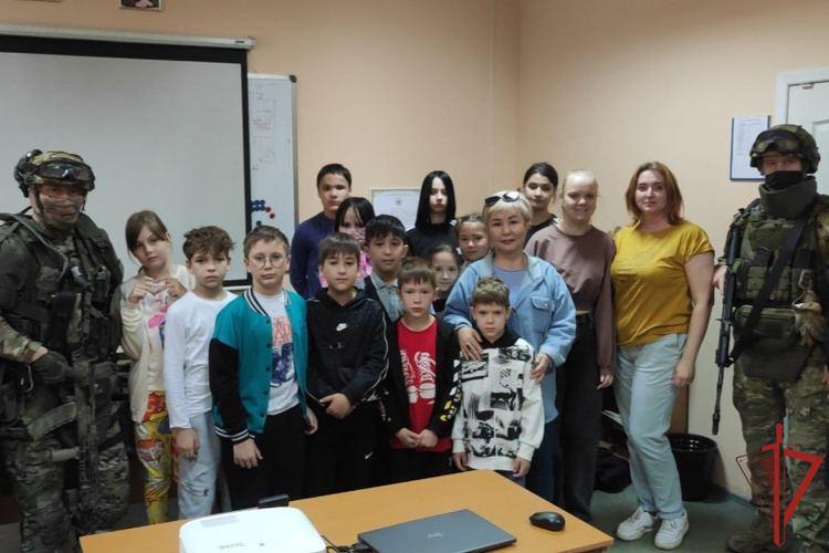 В рамках акции «Каникулы с Росгвардией» хабаровские подростки побывали в гостях у сотрудников СОБР «Ерофей»