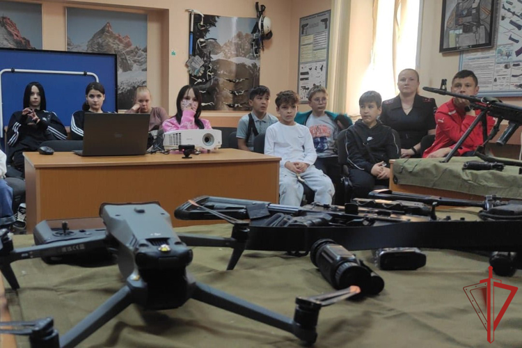 В рамках акции «Каникулы с Росгвардией» хабаровские подростки побывали в гостях у сотрудников СОБР «Ерофей»