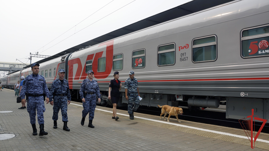 В Хабаровске росгвардейцы обеспечили охрану общественного порядка в период пребывания в городе поезда в честь 50-летия БАМа