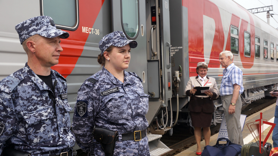В Хабаровске росгвардейцы обеспечили охрану общественного порядка в период пребывания в городе поезда в честь 50-летия БАМа