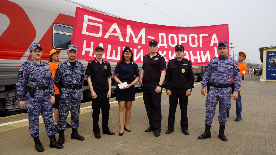 В Хабаровске росгвардейцы обеспечили охрану общественного порядка в период пребывания в городе поезда в честь 50-летия БАМа