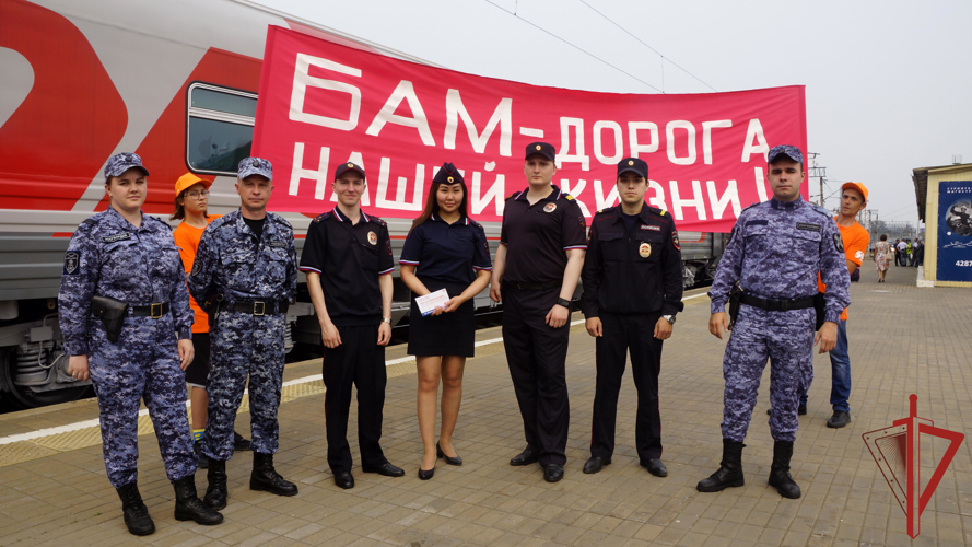 В Хабаровске росгвардейцы обеспечили охрану общественного порядка в период пребывания в городе поезда в честь 50-летия БАМа