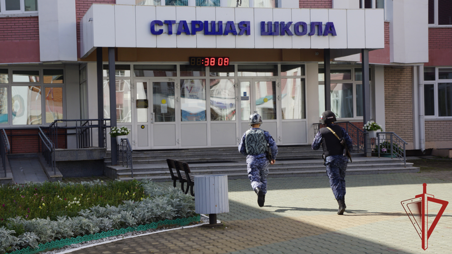 В преддверии Дня знаний росгвардейцы проверяют антитеррористическую защищённость школ Хабаровского края  