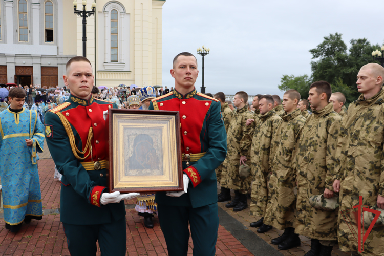 Росгвардейцы Хабаровска приняли участие во Всероссийском молебне о Победе