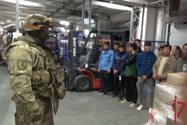 В Хабаровском крае при содействии сотрудников ОМОН Росгвардии проведены проверки соблюдения миграционного законодательства (видео)