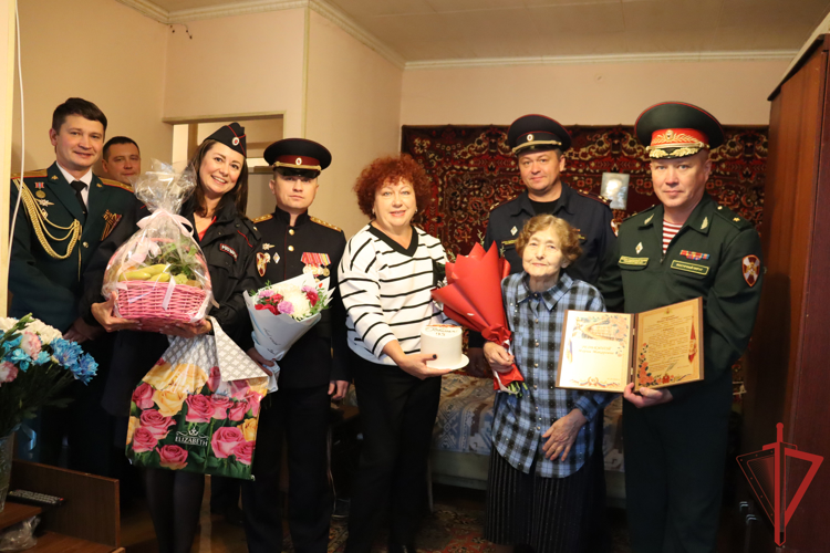   В Хабаровске росгвардейцы поздравили с юбилеем ветерана Великой Отечественной войны Марию Макаровну Редькину