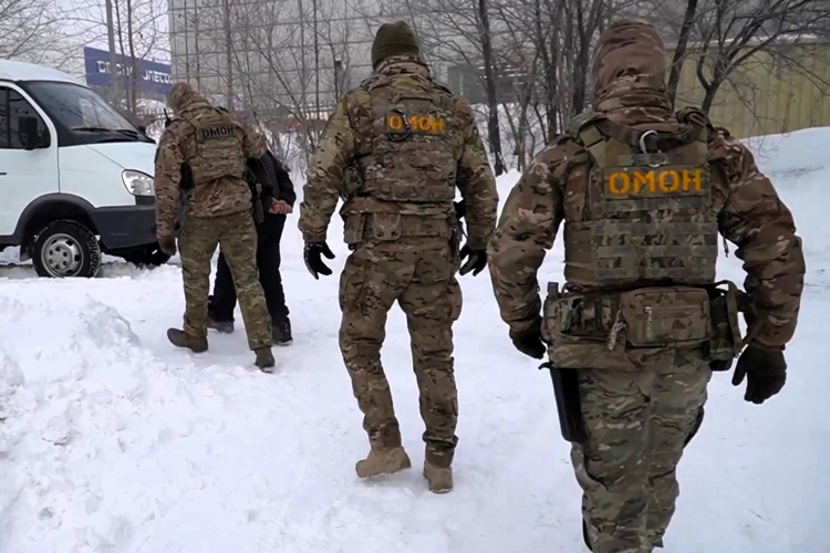 В Хабаровске при силовой поддержке ОМОН Росгвардии задержан подозреваемый в применении насилия в отношении представителя власти