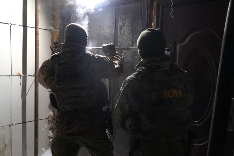 В Хабаровске при силовой поддержке ОМОН Росгвардии задержан подозреваемый в применении насилия в отношении представителя власти