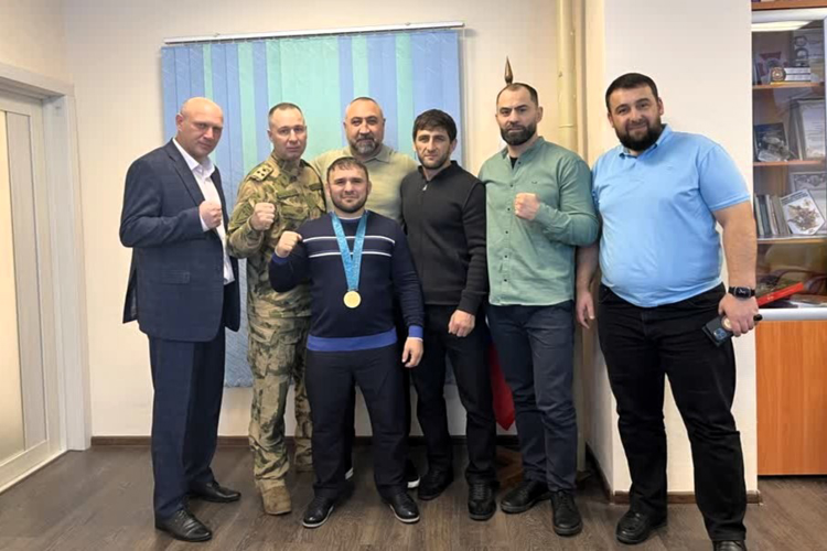 Известные российские чемпионы по боксу и борьбе встретились с сотрудниками комсомольского ОМОН «Ураган»