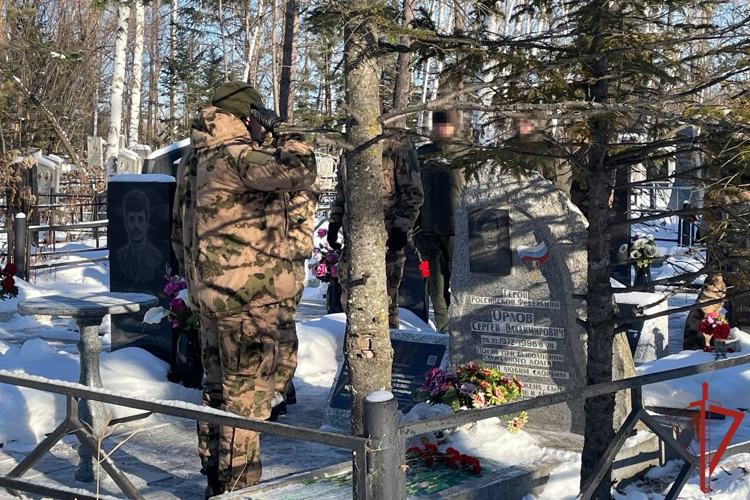 В Хабаровском крае военнослужащие и сотрудники Росгвардии почтили память Героев Отечества