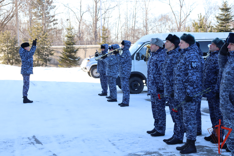 В Хабаровском крае военнослужащие и сотрудники Росгвардии почтили память Героев Отечества