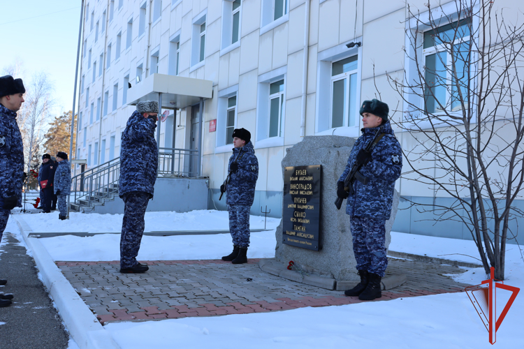 В Хабаровском крае военнослужащие и сотрудники Росгвардии почтили память Героев Отечества