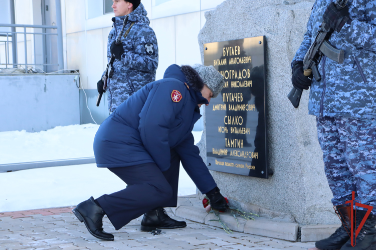 В Хабаровском крае военнослужащие и сотрудники Росгвардии почтили память Героев Отечества