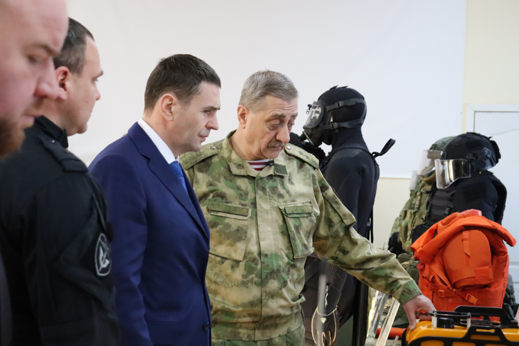 Губернатор Хабаровского края Дмитрий Демешин передал бойцам Росгвардии более 200 специальных противоосколочных костюмов 