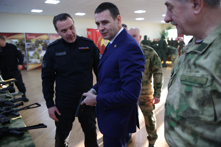 Губернатор Хабаровского края Дмитрий Демешин передал бойцам Росгвардии более 200 специальных противоосколочных костюмов 