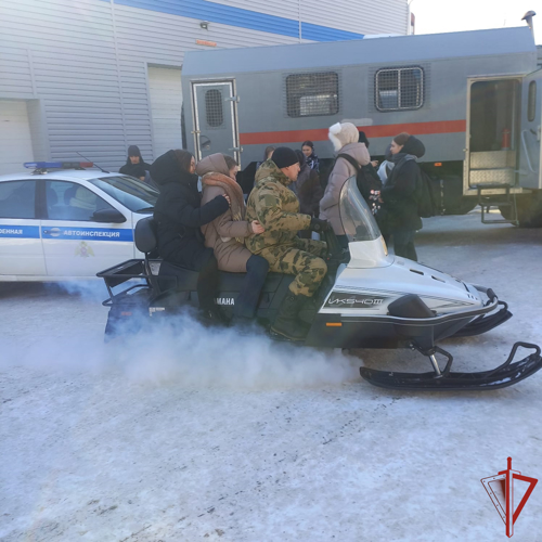 В Хабаровске сотрудники и военнослужащие Росгвардии провели дни открытых дверей для Хабаровских школьников