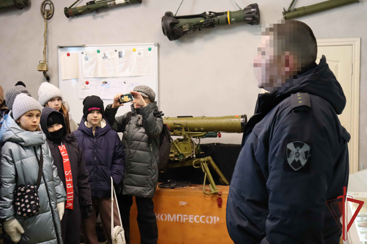 В Хабаровске сотрудники и военнослужащие Росгвардии провели дни открытых дверей для Хабаровских школьников