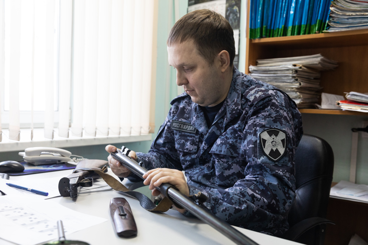 Сотрудники подразделений государственного контроля и лицензионно-разрешительной работы Росгвардии отмечают свой профессиональный праздник