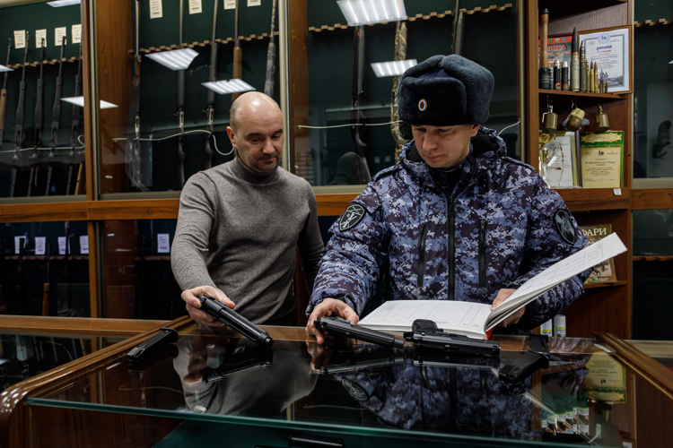 Сотрудники подразделений государственного контроля и лицензионно-разрешительной работы Росгвардии отмечают свой профессиональный праздник
