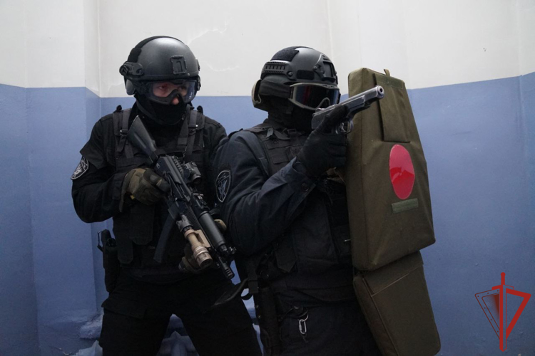 В Хабаровске сотрудники СОБР оказали силовое содействие в задержании гражданина, подозреваемого в совершении разбойного нападения