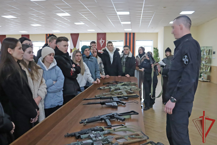 Накануне Дня Росгвардии хабаровские студенты встретились с сотрудниками ОМОН Росгвардии