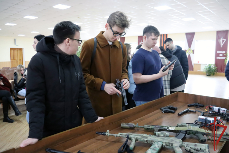 Накануне Дня Росгвардии хабаровские студенты встретились с сотрудниками ОМОН Росгвардии