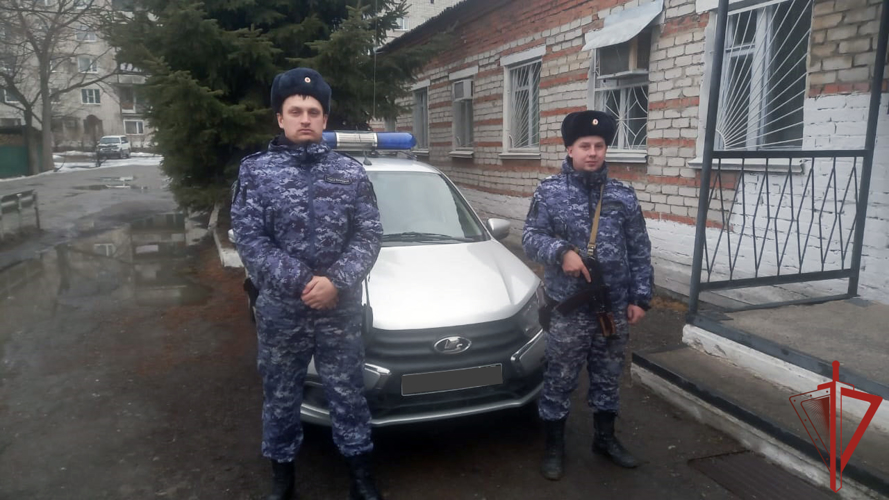 В г. Вяземский сотрудники Росгвардии вернули родителям потерявшегося ребёнка