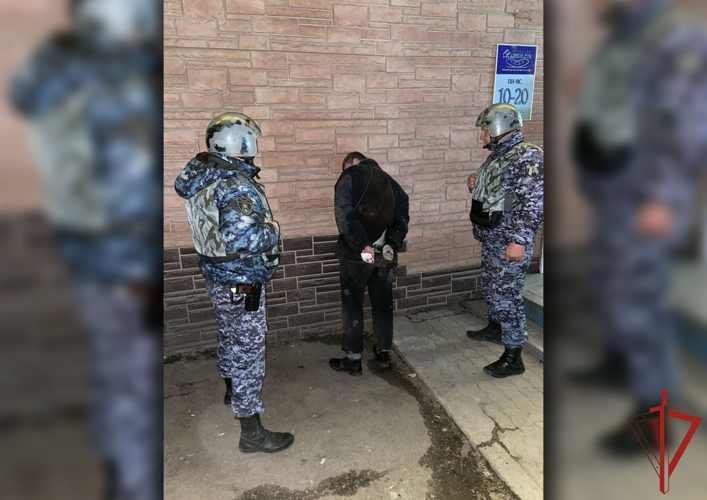 В п. Ванино сотрудники Росгвардии задержали по горячим следам подозреваемого, в совершении разбойного нападения на ювелирный салон
