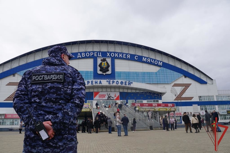 В г. Хабаровске Росгвардия приняла участие в обеспечении безопасности и правопорядка во время проведения концерта академического ансамбля песни и пляски 
