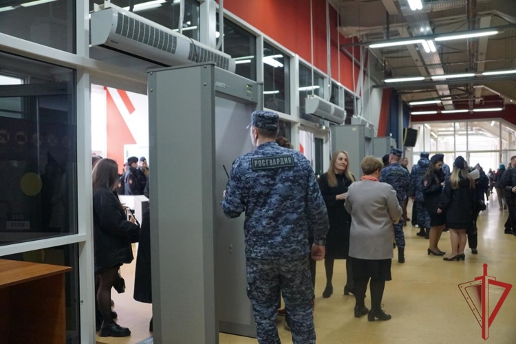 В г. Хабаровске Росгвардия приняла участие в обеспечении безопасности и правопорядка во время проведения концерта академического ансамбля песни и пляски 