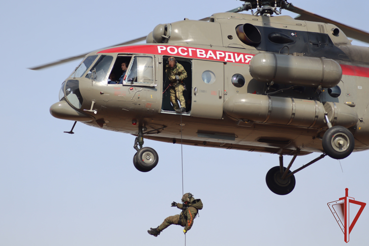 В Хабаровске сотрудники спецподразделений Росгвардии провели тренировку по десантированию из вертолета с использованием специального снаряжения 