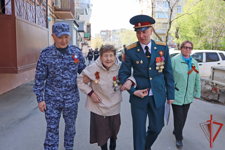 В Хабаровске росгвардейцы провели патриотическую акцию «Парад у дома ветерана» 